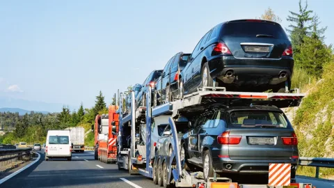 Transport auta lawetą na dużą odległość – ile kosztuje i jak policzyć