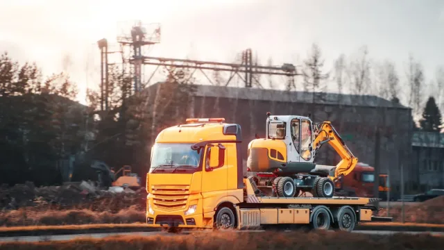 Transport maszyn budowlanych i sprzętu rolniczego – laweta