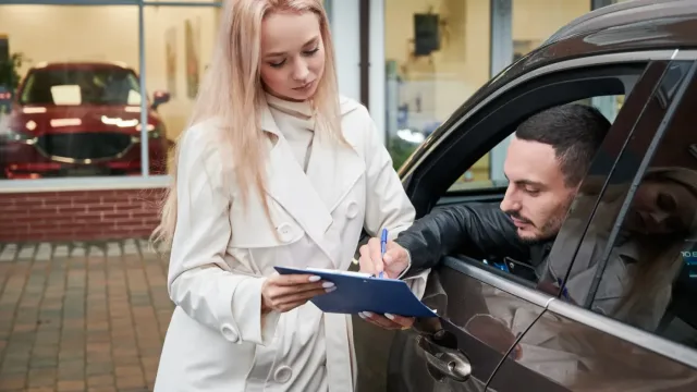 Przewóz auta bez rejestracji i OC – jak zrobić to legalnie